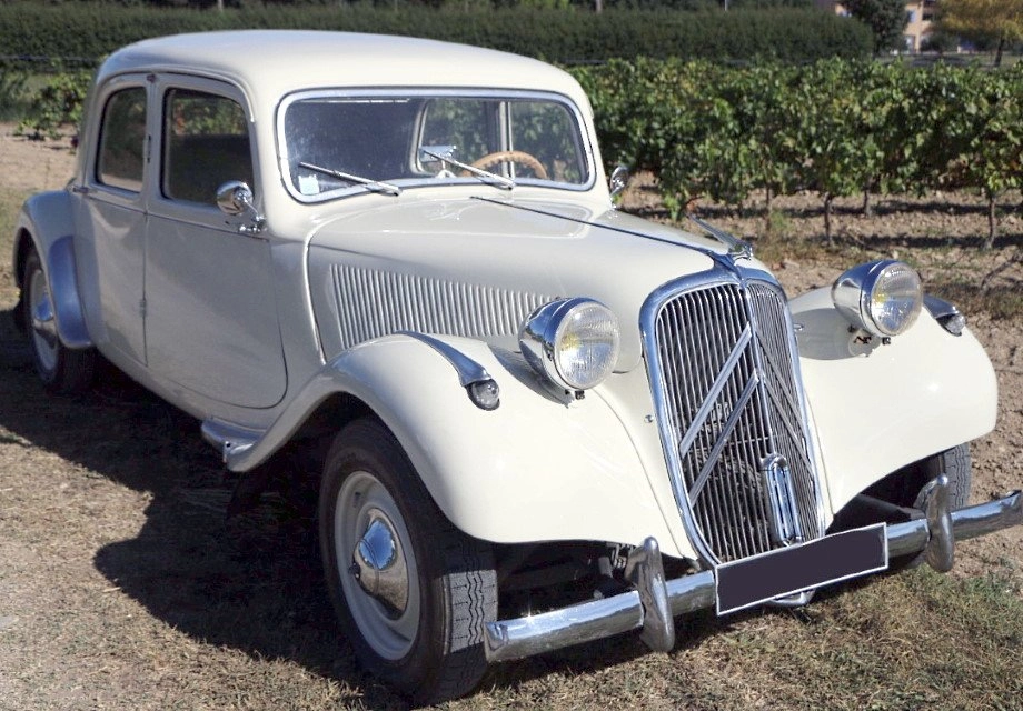 Une Citroën Traction Avant devant les hôtels particuliers du quartier Mazarin, à Aix-en-Provence.
