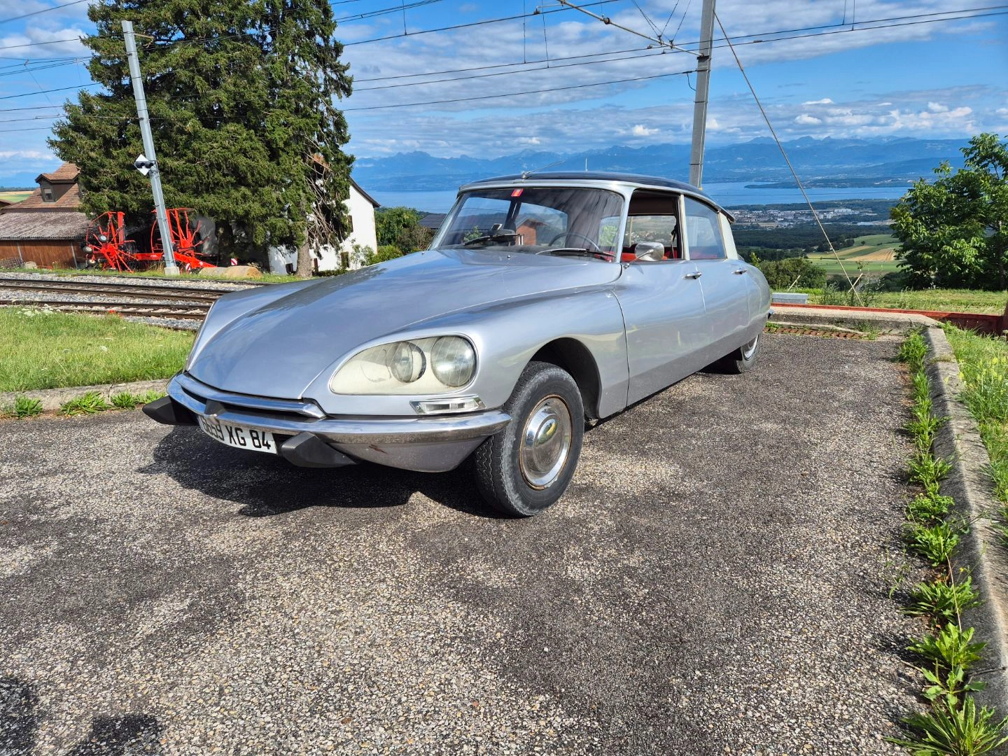Une Citroën DS au port altier devant la fontaine de la Rotonde, à Aix