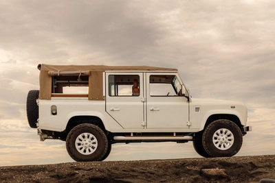 location LAND ROVER Defender 110 SW TD5 à Noves