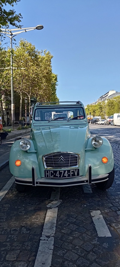 location CITROEN 2CV6 à Paris