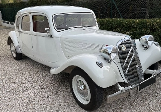 Les arceaux de l'aqueduc Saint-Clément, décor idéal pour une balade en Citroën de collection.