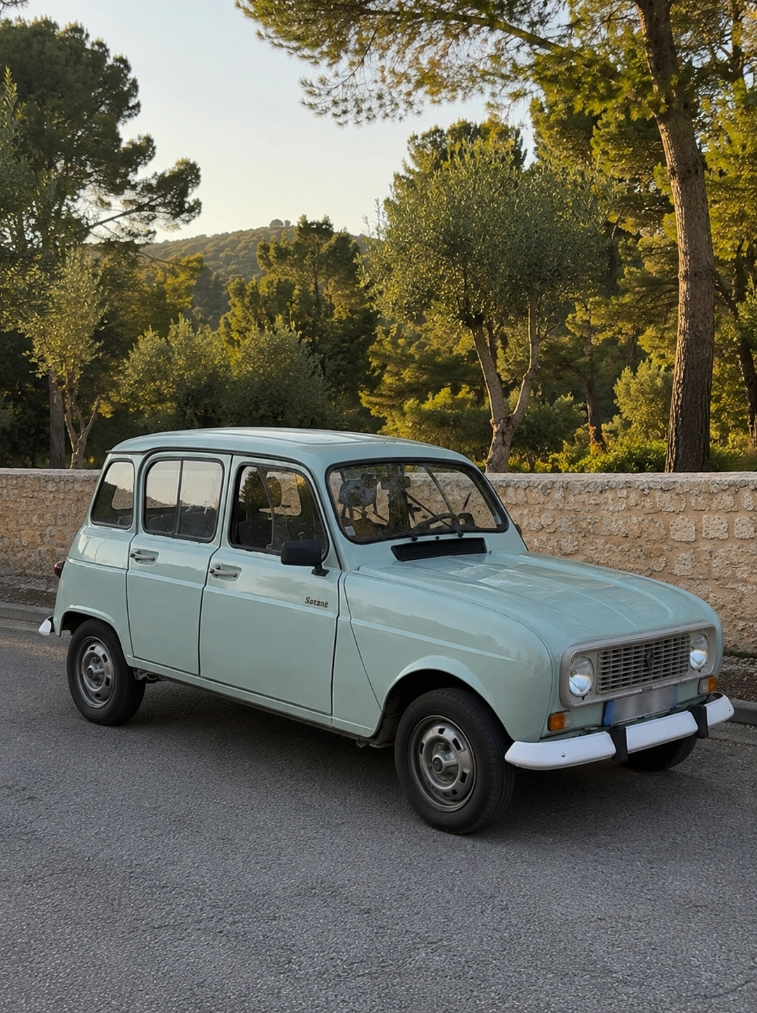 Renault de collection sur la Corniche marseillaise