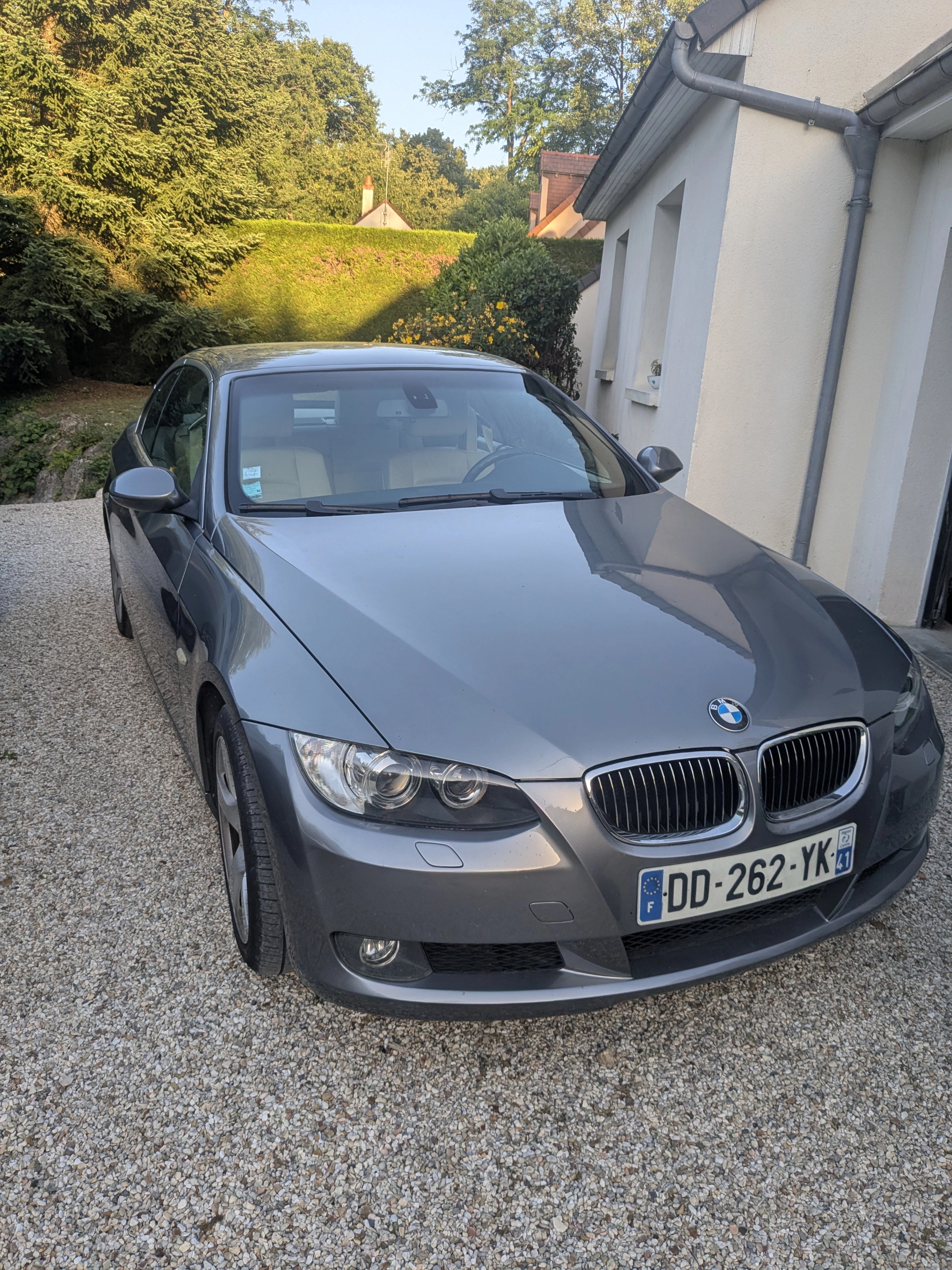 Sur la Route des châteaux, entre Tours et Amboise, une BMW ancienne épouse les courbes du Val de Loire.